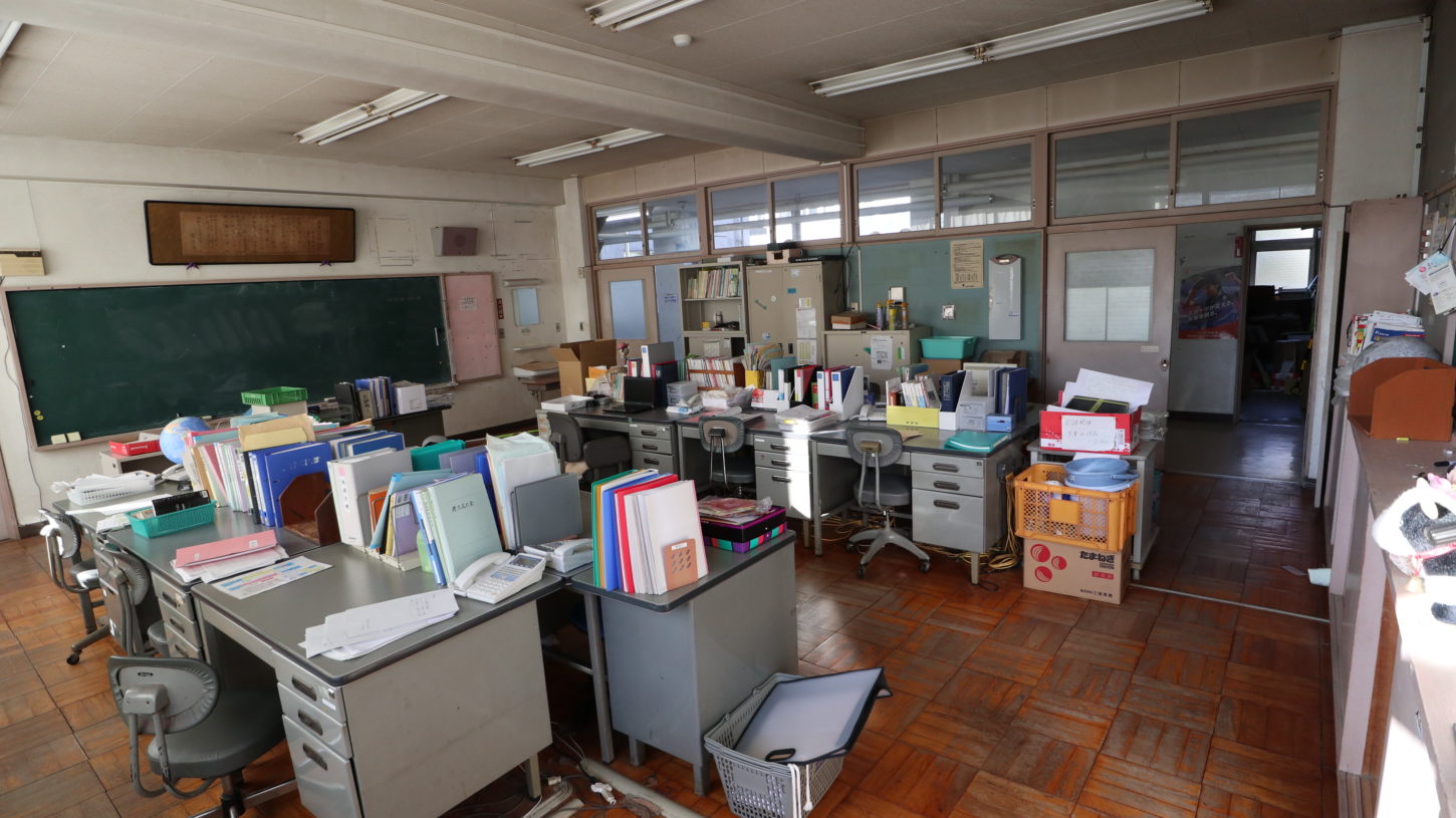 いろいろ撮影できる学校スタジオ・職員室・飾り込み例・基本の飾り込み中