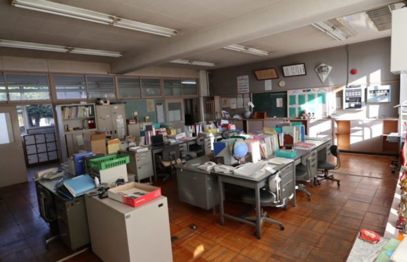 いろいろ撮影できる学校スタジオ・職員室・飾り込み例・基本の飾り込み中