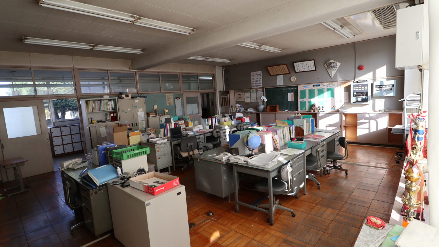 いろいろ撮影できる学校スタジオ・職員室・飾り込み例・基本の飾り込み中