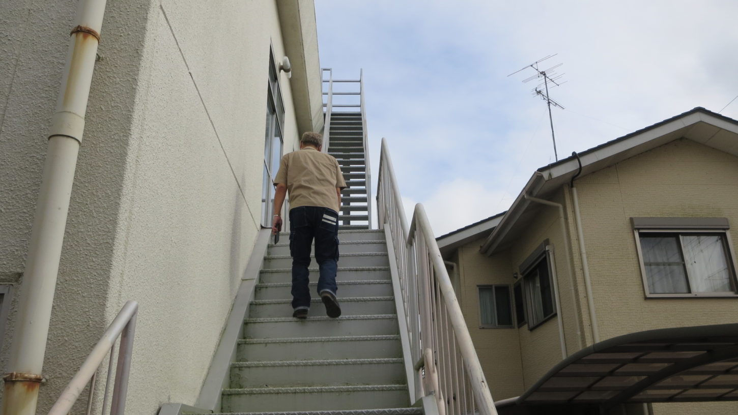元ビジネスホテルスタジオの屋上に登る階段・隣のアパートスタジオの俯瞰撮影・出入りの階段も狙える