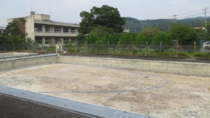 いろいろ撮影できる学校スタジオのプール清掃・底の汚泥完全撤去・プールの底・撮影