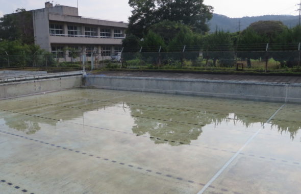 いろいろ撮影できる学校スタジオのプール・水入れ始めました