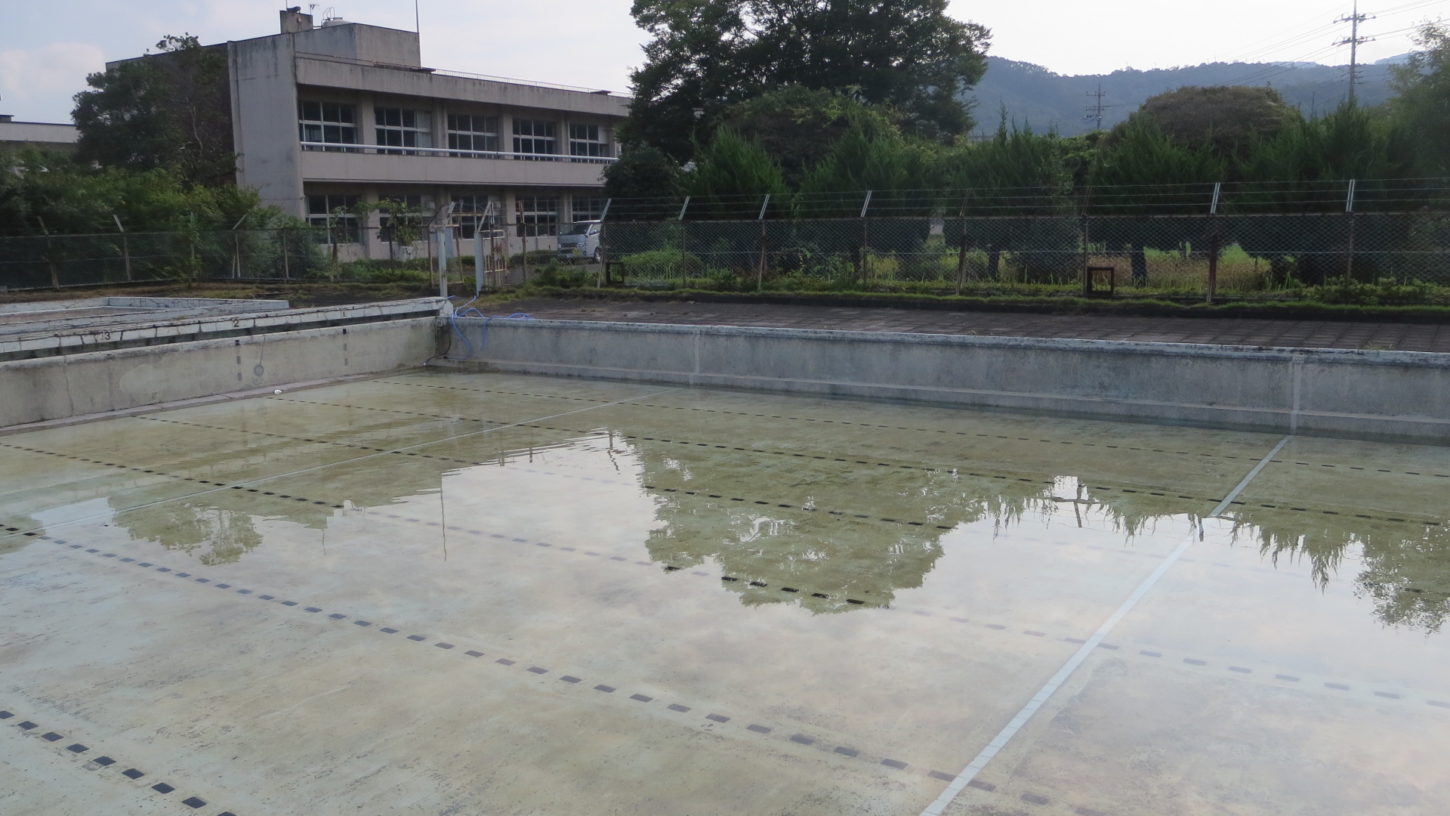 いろいろ撮影できる学校スタジオのプール・水入れ始めました