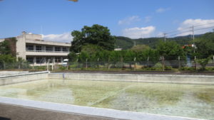 いろいろ撮影できる学校スタジオのプール・水入れ始めました