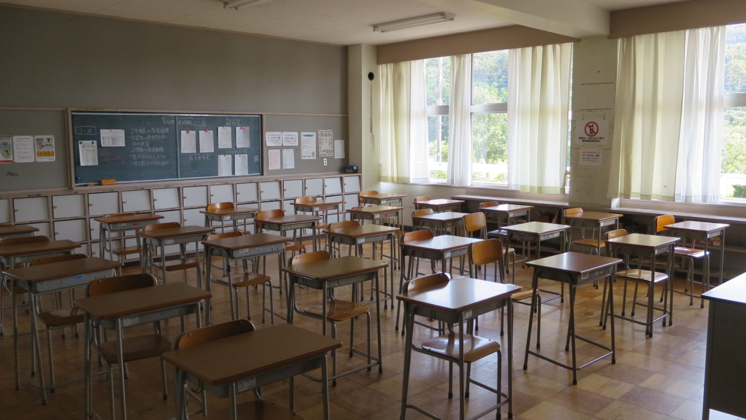 いろいろ撮影できる学校スタジオ・高校設定の教室・後ろのロッカーに扉が付いた