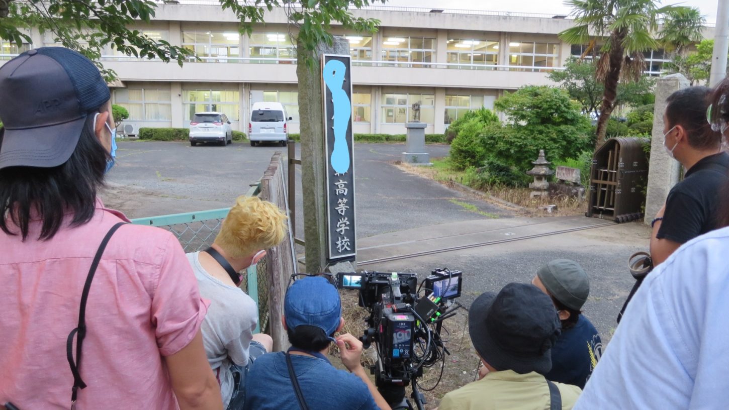いろいろ撮影できる学校スタジオの正門・高校設定の看板