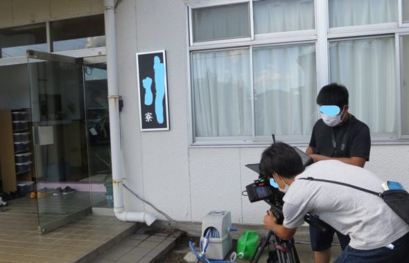 アトリエミカミのハウススタジオ・元ビジネスホテルだった大型戸建スタジオ・寮設定で撮影・看板