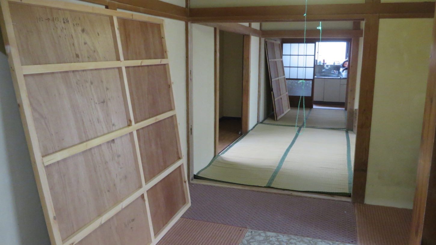昭和でレトロなアパートスタジオ・室内のパネル壁・取り外しできます・撮影専用に改造