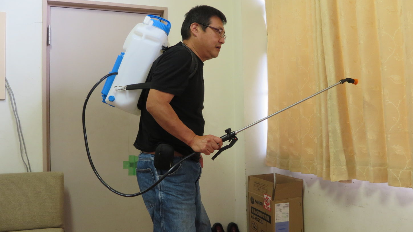 いろいろ撮影できる学校スタジオにコロナ対策で、消毒用として大型噴霧器導入、撮影前、撮影後消毒