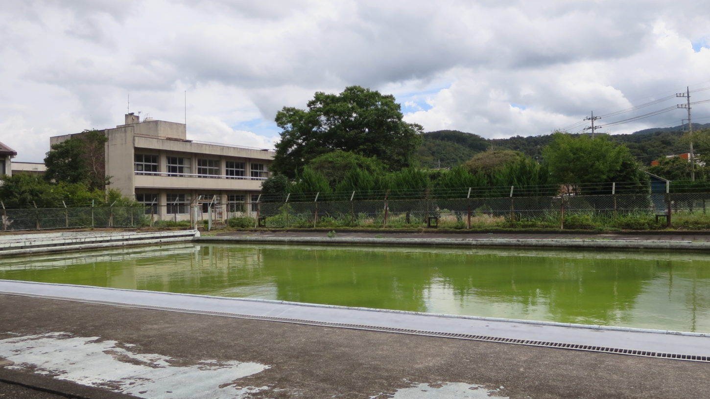 いろいろ撮影できる学校スタジオのプール・撮影・コロナウイルスで使えなくなった・設定・緑色の水にしました。