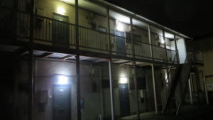 昭和でレトロなアパートスタジオ・入り口上の照明・全室点灯・外観