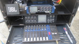 昭和でレトロなアパートスタジオに撮影にきた音声さんの機材
