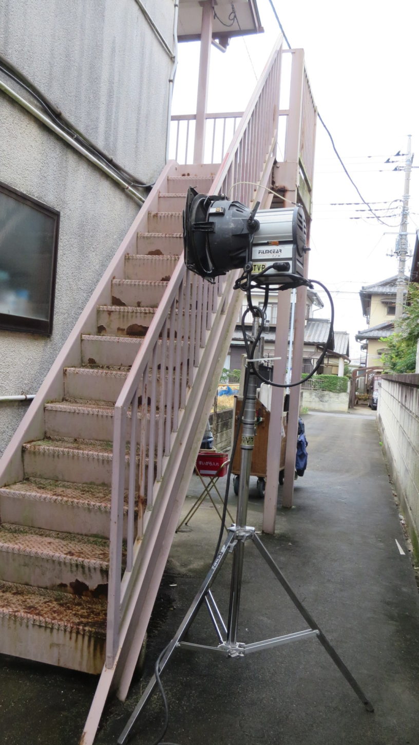 昭和でレトロなアパートスタジオに撮影に来た照明部の雨対策する前の照明機材