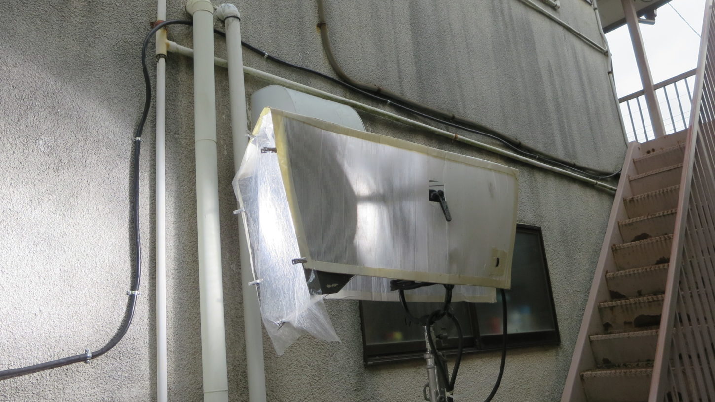 昭和でレトロなアパートスタジオに撮影に来た照明部の雨対策した照明機材