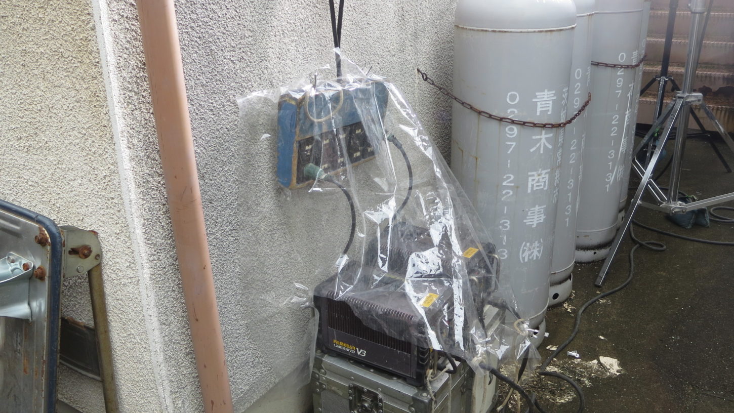 昭和でレトロなアパートスタジオに撮影に来た照明部の雨対策した照明機材