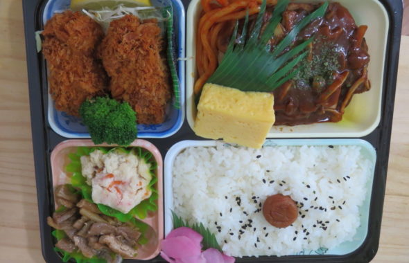 昭和でレトロなアパートスタジオ・スーパーうおまつのロケ弁・弁当箱・驚き・印刷のお皿