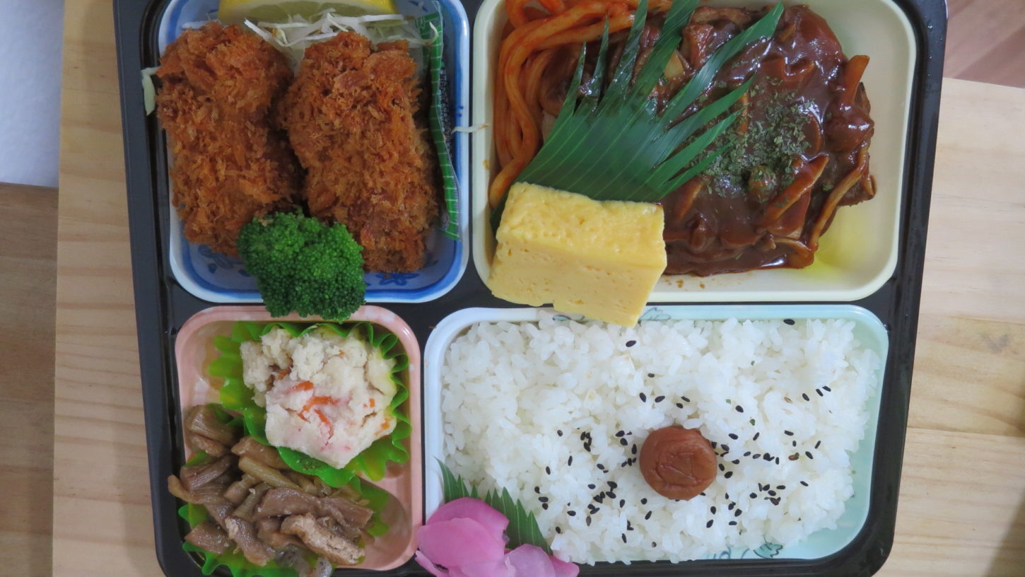 昭和でレトロなアパートスタジオ・スーパーうおまつのロケ弁・弁当箱・驚き・印刷のお皿