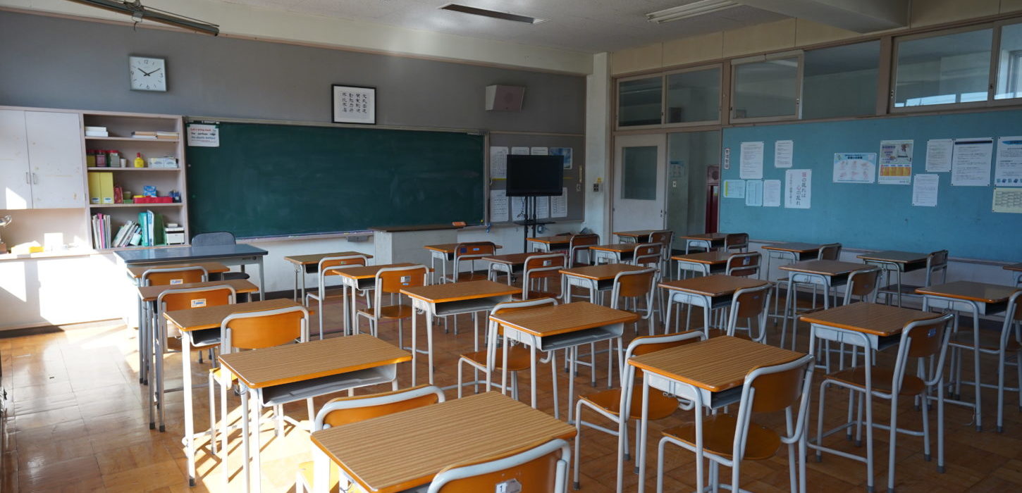 撮影しやすいように高校生の教室もある程度美術飾りがしてあります