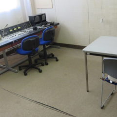 いろいろ撮影できる学校スタジオ・放送室・放送できます・現役・飾り込み済み・アトリエミカミのハウススタジオ