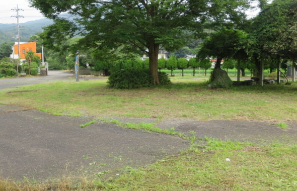 いろいろ撮影できる学校スタジオ・校舎外での撮影‣中庭・校庭・体育館前