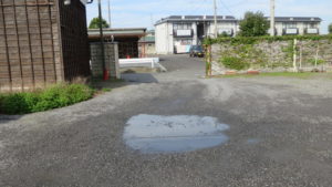 登録有形文化財橋本旅館スタジオ・駐車場の水たまり修復・砂利500キロ・
