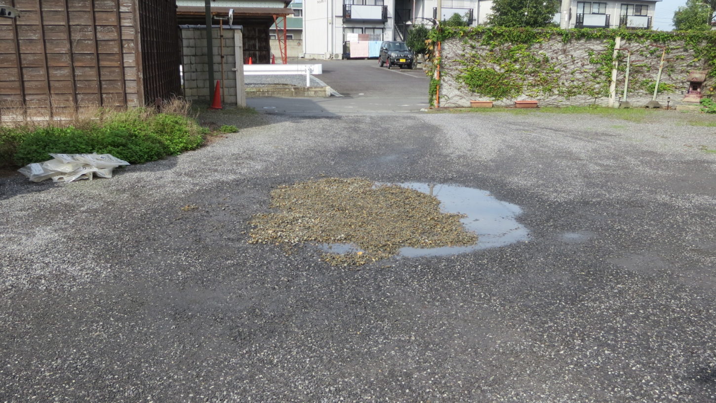 登録有形文化財橋本旅館スタジオ・駐車場の水たまり修復・砂利500キロ・