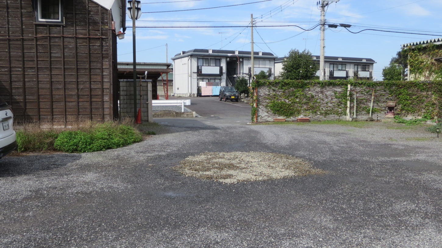 登録有形文化財橋本旅館スタジオ・駐車場の水たまり修復・砂利500キロ・