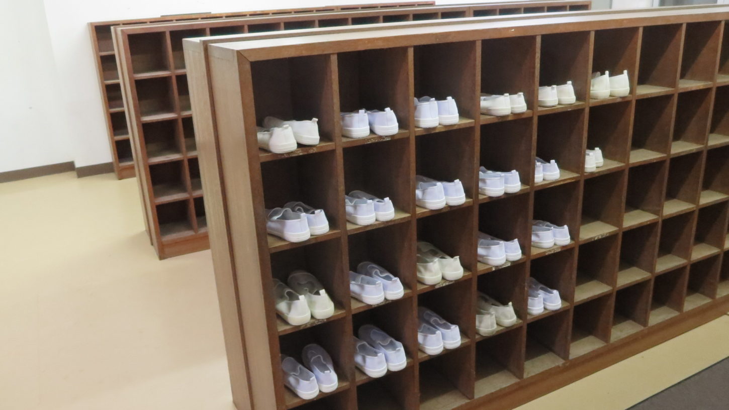いろいろ撮影できる学校スタジオ・昇降口・上履き・美術小道具