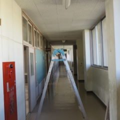 いろいろ撮影出来る学校スタジオ・校舎2階の廊下の直管の蛍光灯をＬＥＤ型の蛍光灯に交換・電気料半額・明るさ2倍・アトリエミカミのハウススタジオ・ＣＭ撮影・ドラマ撮影・映画撮影・ミュージックビデオ撮影・ロケ地・撮影専用学校