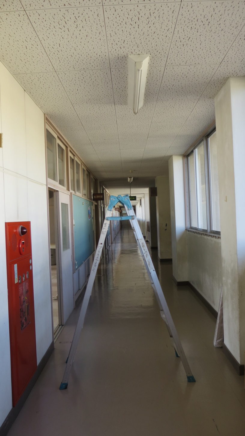 いろいろ撮影出来る学校スタジオ・校舎2階の廊下の直管の蛍光灯をＬＥＤ型の蛍光灯に交換・電気料半額・明るさ2倍・アトリエミカミのハウススタジオ・ＣＭ撮影・ドラマ撮影・映画撮影・ミュージックビデオ撮影・ロケ地・撮影専用学校