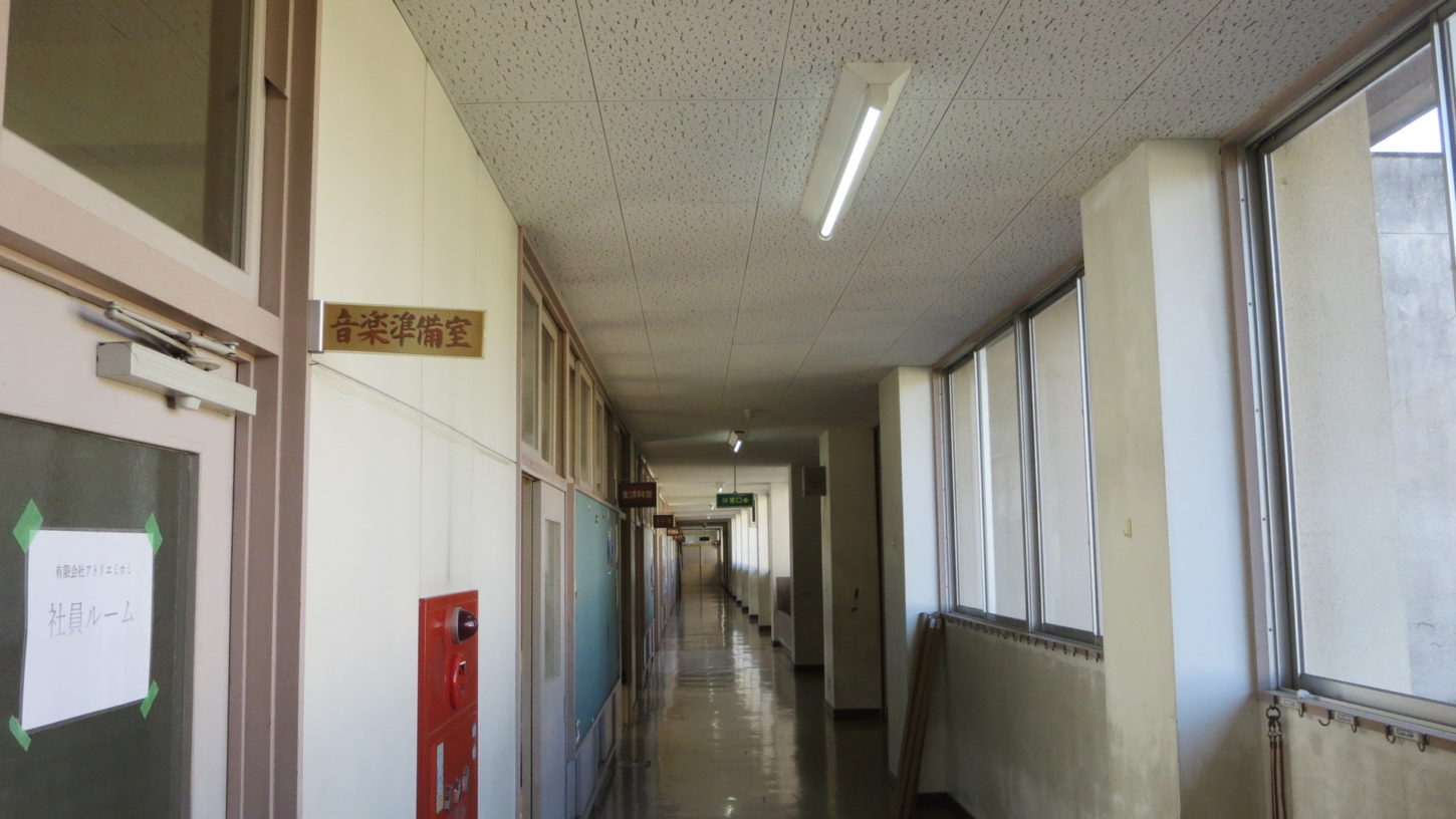 いろいろ撮影出来る学校スタジオ・校舎2階の廊下の直管の蛍光灯をＬＥＤ型の蛍光灯に交換・電気料半額・明るさ2倍・アトリエミカミのハウススタジオ・ＣＭ撮影・ドラマ撮影・映画撮影・ミュージックビデオ撮影・ロケ地・撮影専用学校