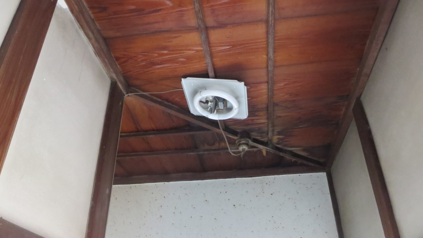 登録有文化財橋本旅館スタジオ・2階・廊下の電気・昭和初期の電気の傘に交換