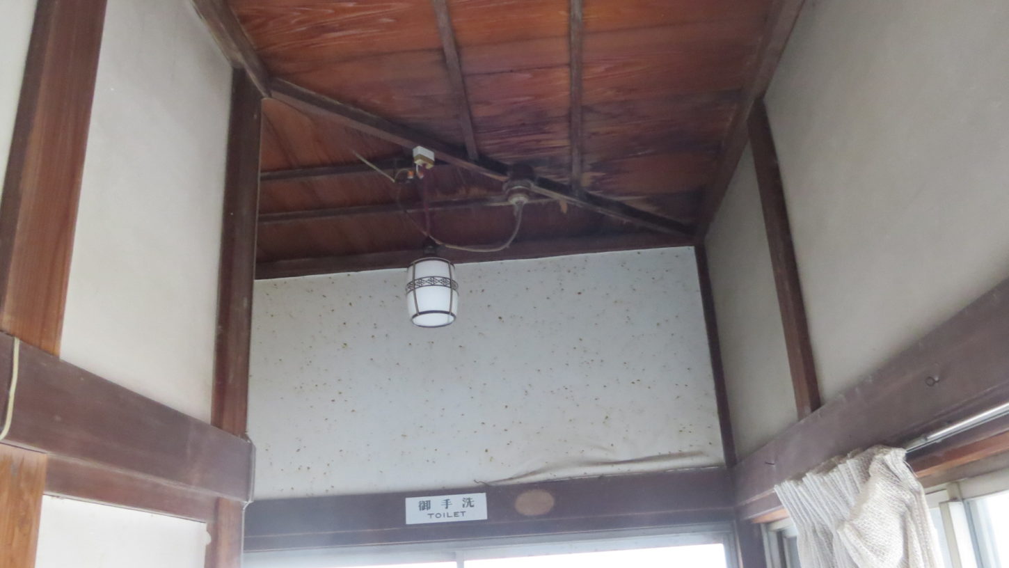 登録有文化財橋本旅館スタジオ・2階・廊下の電気・昭和初期の電気の傘に交換