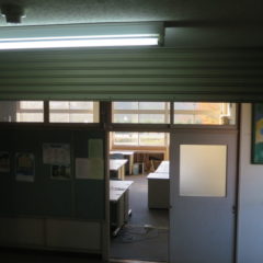 いろいろ撮影できちゃう学校スタジオ・火災警報機・防火シャッター・スモークマシン・