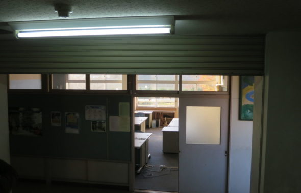 いろいろ撮影できちゃう学校スタジオ・火災警報機・防火シャッター・スモークマシン・