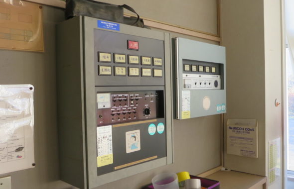いろいろ撮影できちゃう学校スタジオ・火災警報機・防火シャッター・スモークマシン・