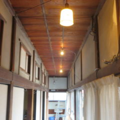登録有形文化財橋本旅館スタジオ・２階の廊下の照明・撤去・新設の照明に・レトロのイメージに・明るくなりました・改造・電気配線