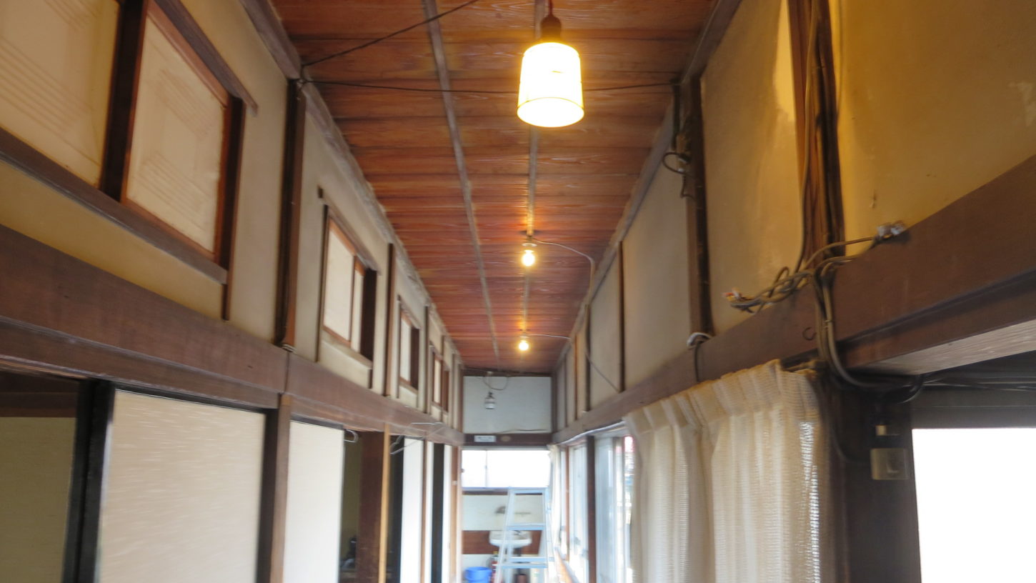 登録有形文化財橋本旅館スタジオ・２階の廊下の照明・撤去・新設の照明に・レトロのイメージに・明るくなりました・改造・電気配線