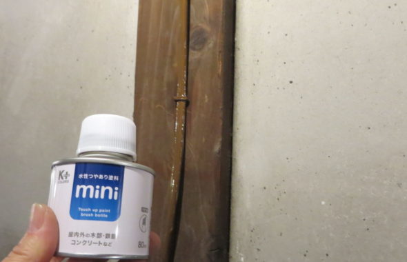 目立つ電線にペンキで色塗りました・