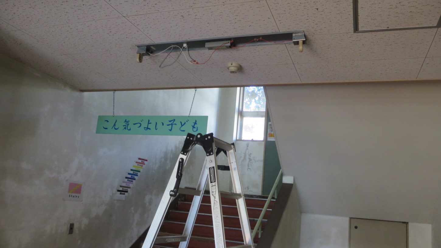 いろいろ撮影できる学校スタジオ・階段周りの蛍光灯・ＬＥＤ照明に交換・配線工事・フリッカー・