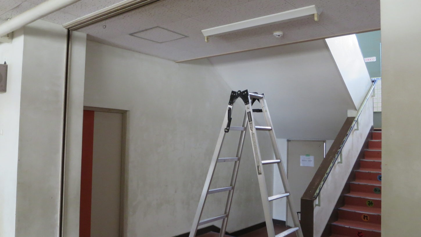 いろいろ撮影できる学校スタジオ・階段周りの蛍光灯・ＬＥＤ照明に交換・配線工事・フリッカー・