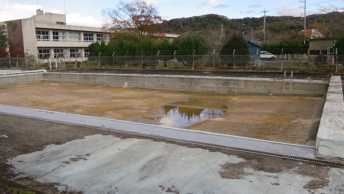いろいろ撮影出来る学校スタジオ・プール・水抜き・空のプール