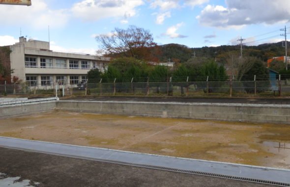いろいろ撮影出来る学校スタジオ・プール・水抜き・空のプール