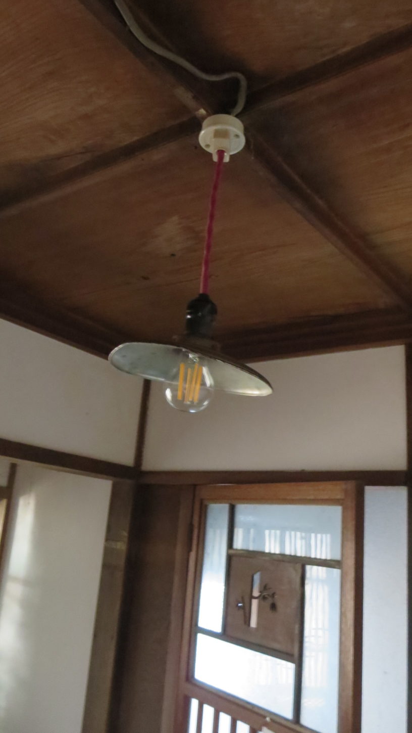 登録有形文化財橋本旅館スタジオ・旧館1階のトイレ・電機の傘交換・修理・取り付け・撤去・