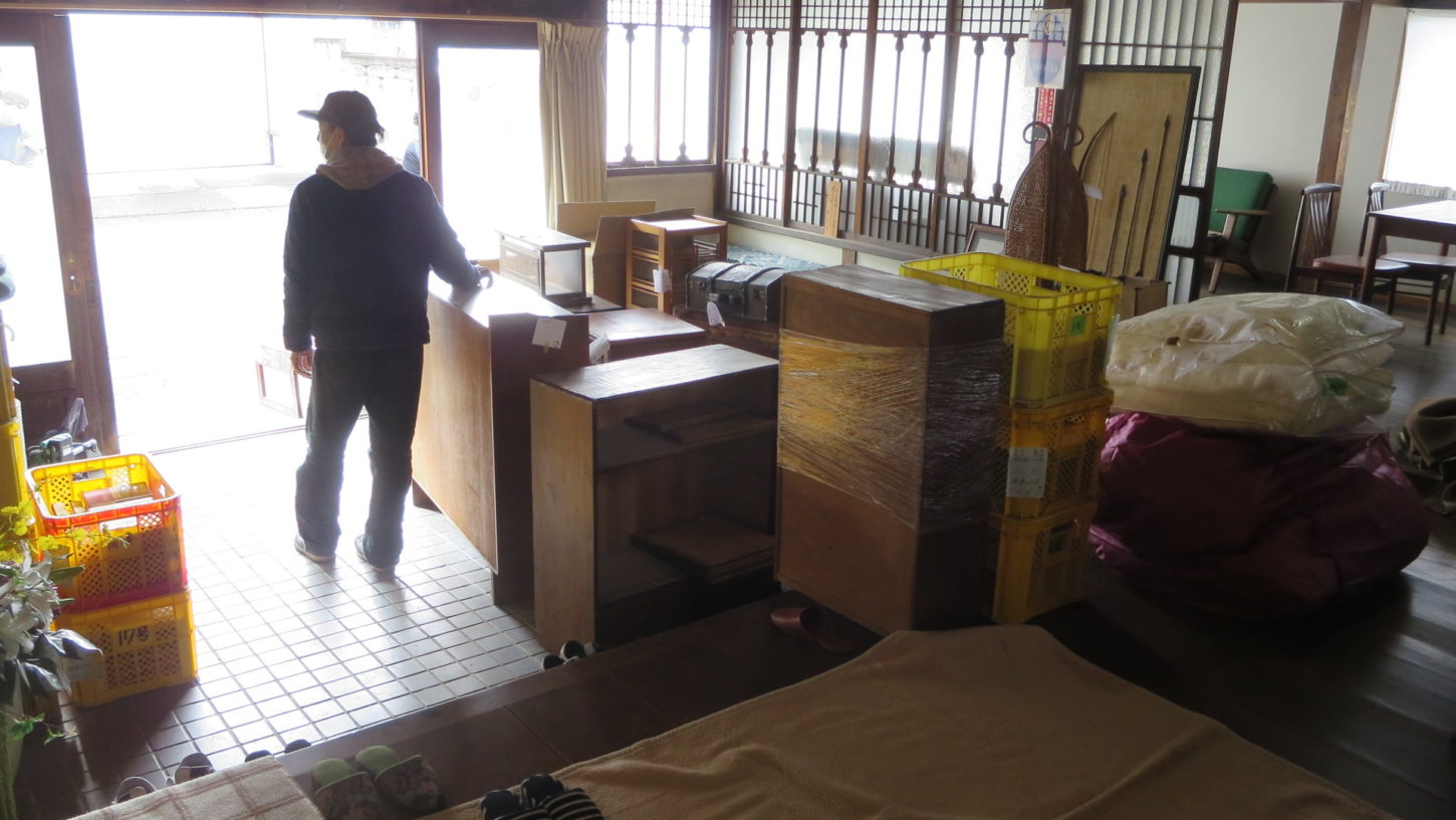 連続ドラマ撮影・飾り込・美術道具・登録有形文化財橋本旅館スタジオ・トラック搬入・美術部・制作部・車両部