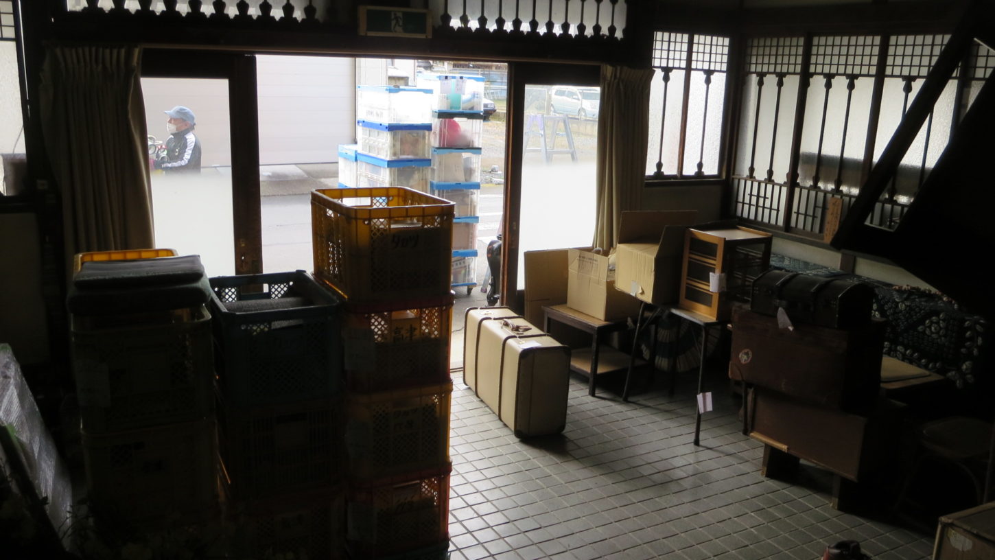 連続ドラマ撮影・飾り込・美術道具・登録有形文化財橋本旅館スタジオ・トラック搬入・美術部・制作部・車両部