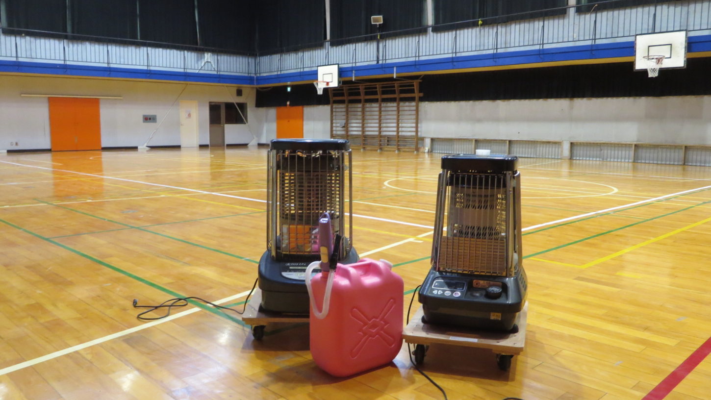 いろいろ撮影できる学校スタジオ・体育館・暖房器具・大型ストーブ・業務用ストーブ・石油ストーブ・貸出・有料