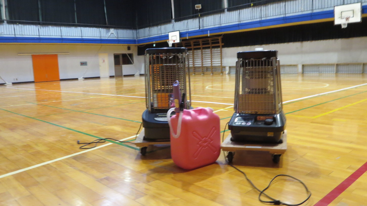 いろいろ撮影できる学校スタジオ・体育館・暖房器具・大型ストーブ・業務用ストーブ・石油ストーブ・貸出・有料