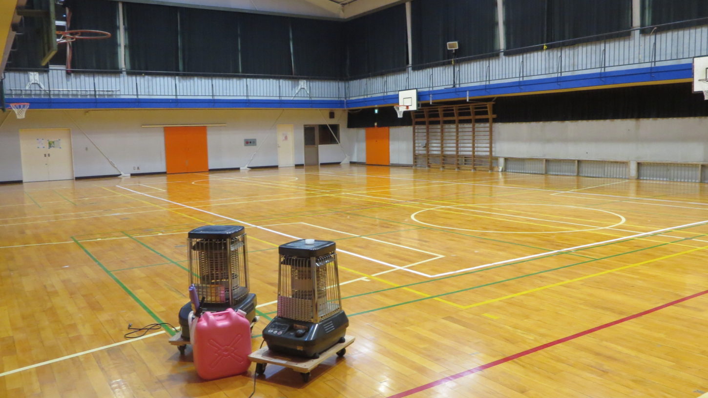 いろいろ撮影できる学校スタジオ・体育館・暖房器具・大型ストーブ・業務用ストーブ・石油ストーブ・貸出・有料