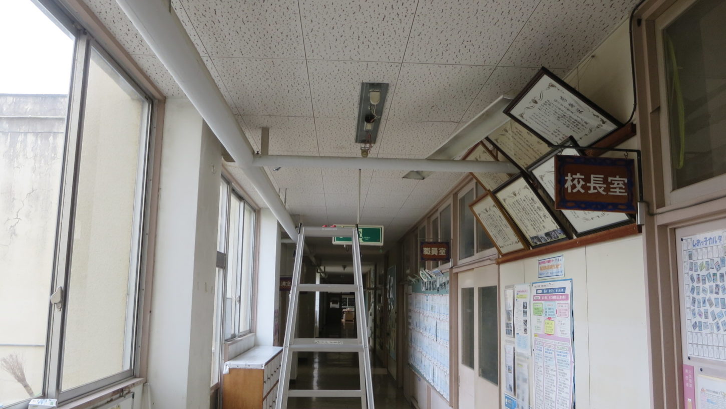 いろいろ撮影できる学校スタジオ・校舎1階廊下・蛍光灯・蛍光灯型のＬＥＤ・バイパス工事